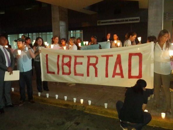 Realizan vigila en el MP, piden libertad para Morales y De Lima