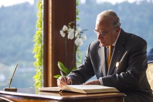 Gurría pide a BCE compre deuda para combatir crisis en Eurozona