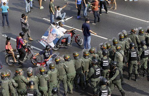 En día de protestas, Maduro ve amago de golpe