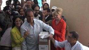 Scioli llega a votar; Aníbal Fernández madruga