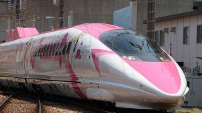Tren de alta velocidad rosa dedicado a Hello Kitty circulará por Japón