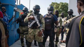 Policías de Haití custodian hoy a un grupo de sospechosos de haber participado en el asesinato del presidente, Jovenel Moise.