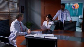 El doctor Mackenzie habla con María Clara y Carlos Pérez.