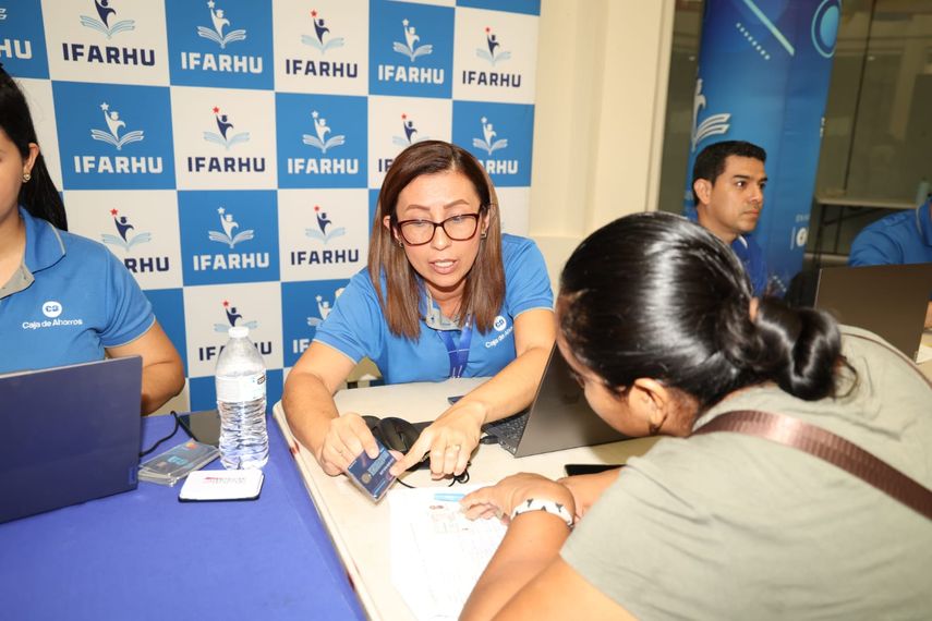 Entrega de tarjetas PASE-U del IFARHU.&nbsp;