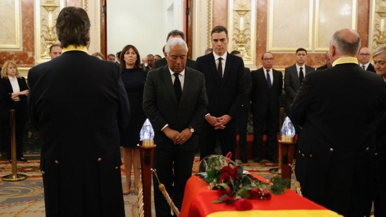 Miles de ciudadanos despiden al destacado líder socialista español Rubalcaba