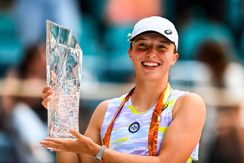 La polaca Iga Swiatek posa con su trofeo luego de ganar la final individual femenina en el Abierto de Miami 2022.