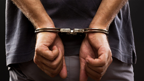 Sorprenden a Funcionario público vendiendo drogas en estación del Metro.