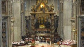 Cardenales entran en Capilla Sixtina para la elección del papa