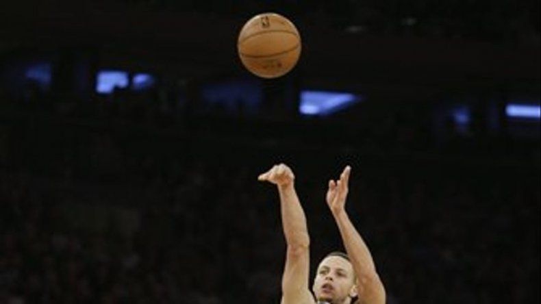 Knicks vence a Warriors pese a 54 puntos de Curry