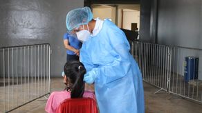 Personal de salud del Minsa aplica una prueba de hisopado para detectarcovid-19.