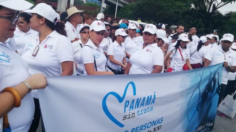 Decenas de panameños recorren la Cinta Costera 1 en una caminata contra la trata de personas
