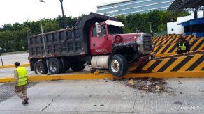 Camión articulado se choca contra muro de una caseta del Corredor Sur