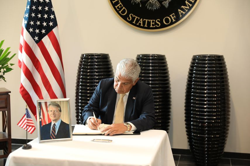 Presidente Mulino firma libro de condolencias por el fallecimiento del expresidente Jimmy Carter