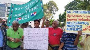 Jubilados realizan protesta para exigir aumento