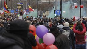 Los descontentos alzaban carteles que decían “Zona Libre”, “Ya estoy harto de dosis” y “Ya basta”.
