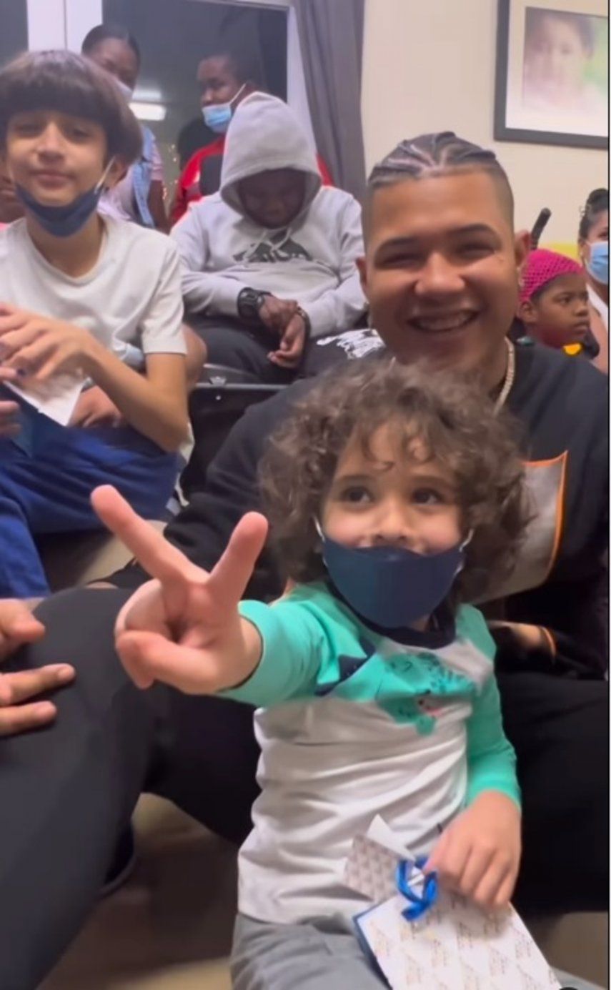 Boza comparte con los niños de hogar Ronald McDonald en Miami