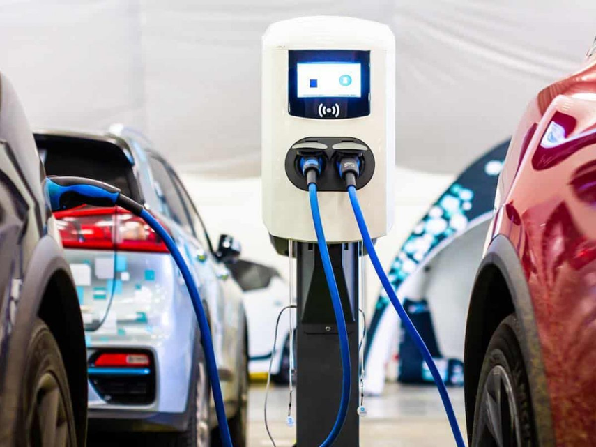 Instalan cargadores para vehículos electrónicos en PCC