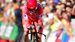 Chris Froome dominó la contrarreloj y es más líder