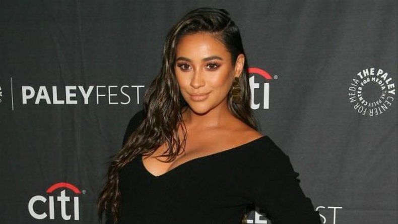 Shay Mitchell organiza su fiesta del bebé en un club de striptease