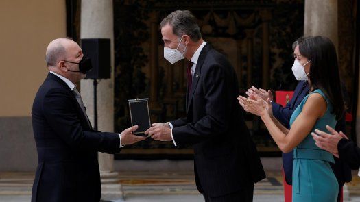 El panameño Rubén Blades recibe la medalla de manos del rey Felipe VI.