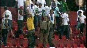 Fanáticos se enfrentan en el Cascarita Tapia en Panamá