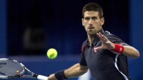 Djokovic y Radwanska avanzan en China