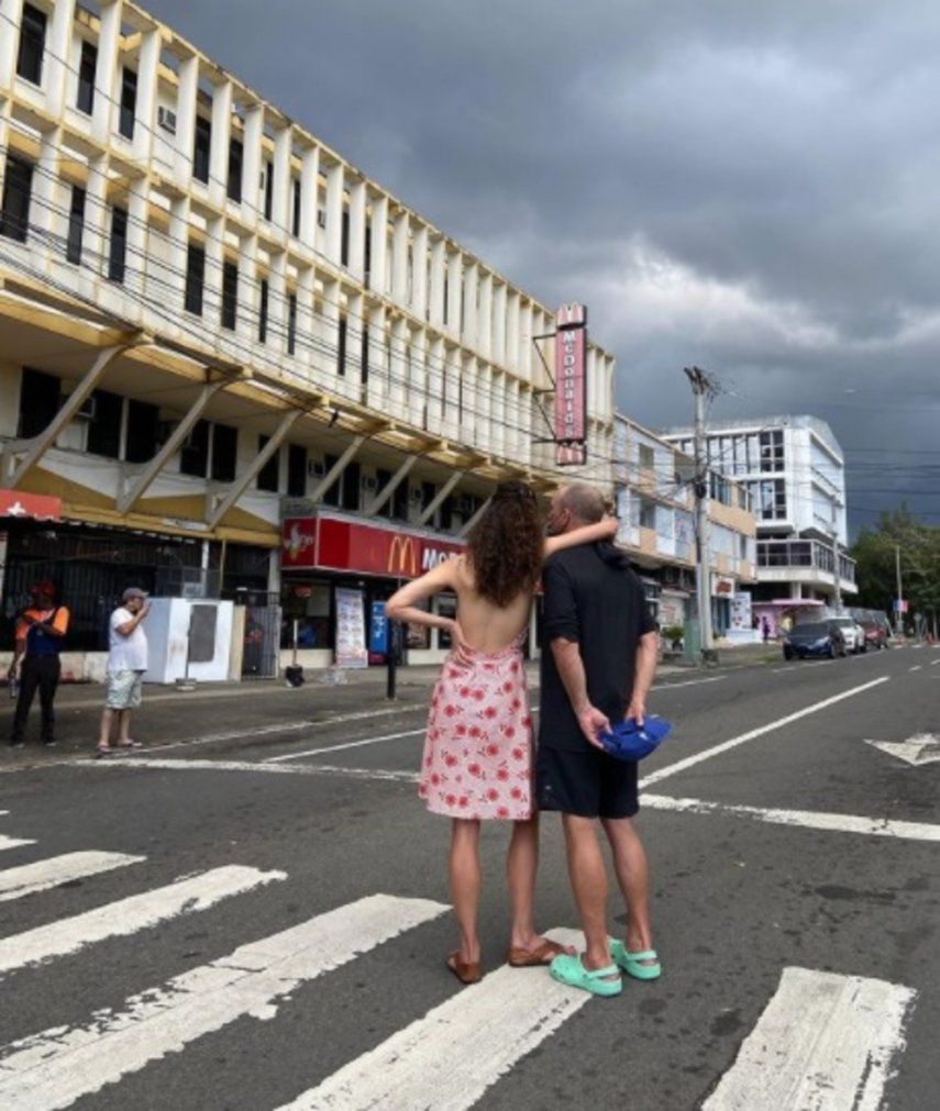 Actriz Margaret Qualley pasea por la ciudad de Panamá con cutarras