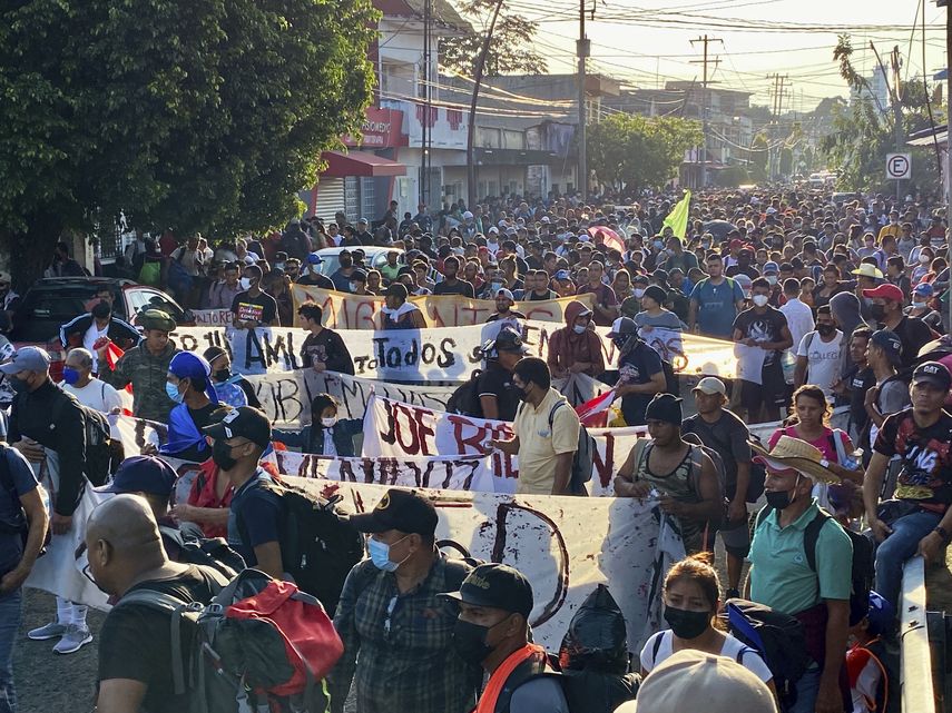 M s de 2 000 migrantes inician marcha desde el sur de M xico