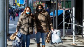 Personas caminan por las calles de Nueva York.