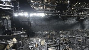 Varios testigos dijeron haber visto humo y fuego en el techo cerca del escenario, seguido del sonido de explosiones.