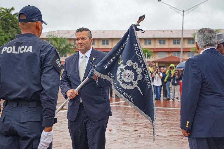 Entrega del banderín de la Policía Nacional por el presidente Mulino