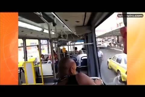 Intolerancia genera pelea dentro de un Metro bus