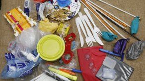 Entre los artículos que deberán ser reemplazados se encuentran los hisopos para el oído con plástico, cobertores de plástico para ropa de lavandería, varillas plásticas para sostener globos, palillos plásticos para dientes y palillos plásticos para caramelos. Entre los artículos que deberán ser reemplazados se encuentran los hisopos para el oído con plástico, cobertores de plástico para ropa de lavandería, varillas plásticas para sostener globos, palillos plásticos para dientes y palillos plásticos para caramelos.