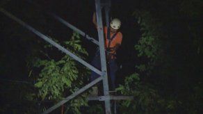 Hombre golpeó a su pareja e intentó tirarse de torre de alta tensión