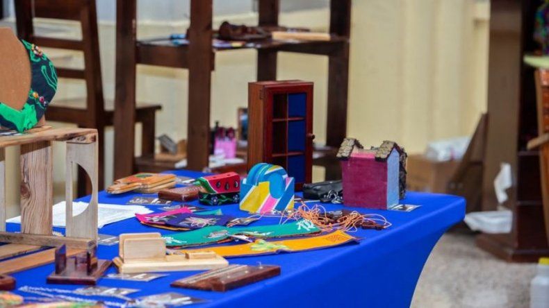 Artículos y muebles elaborados por privados de libertad son vendidos en feria de artesanías del Mingob