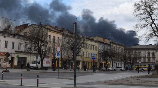Espesas columnas de humo gris se elevaban detrás de los edificios de apartamentos, dijo un residente del suroeste de Leópolis.