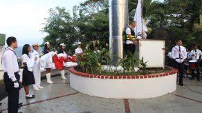 Estudiante José Castillo del Instituto Nacional iza bandera en Cerro Ancón