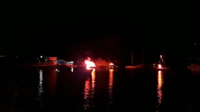Atienden incendio de embarcaciones en Amador