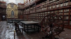 Uno de los mayores orgullos de la Palafoxiana es haber sido nombrada “Memoria del Mundo” por la UNESCO en 2005 y al visitarla uno entiende por qué.