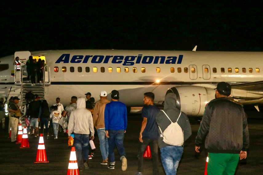 Venezolanos retornan a Caracas en vuelo humanitario.