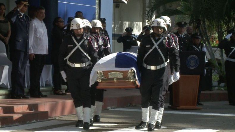 Rinden homenaje y dan último adiós a policía fallecido tras robo a la DGI