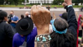 Los indígenas estadounidenses y los pueblos originarios de Alaska tienen más del doble de probabilidades de ser víctimas de un delito violento.