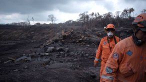 Familiares de soterrados por volcán en Guatemala piden seguir búsqueda