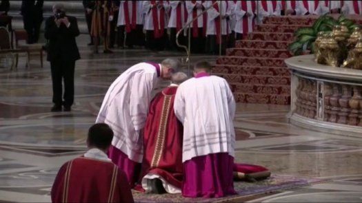 Papa Francisco ora durante servicio por el Viernes Santo