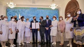 Presidente Cortizo junto a rector de la Universidad de Panamá, Eduardo Flores.