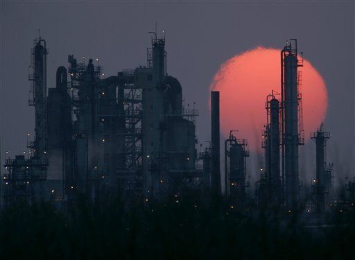 Caen acciones ante alza de petróleo