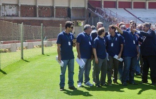 FIFA visita estadio de Porto Alegre y promente reinicio de obra