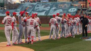 Holliday remolca dos y da triunfo a los Cardenales en la inauguración