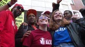 Trabajadores aprueban en Nueva York el primer sindicato de Amazon en EE. UU.