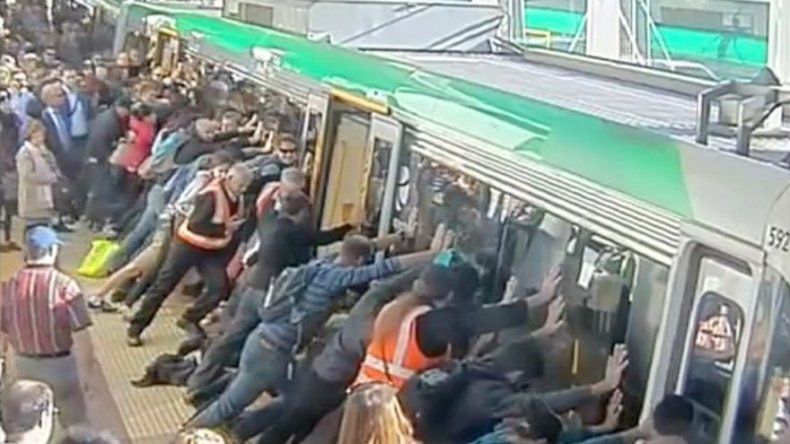 Pasajeros ladean vagón de tren para liberar a hombre
